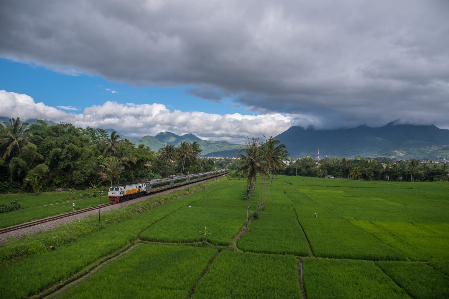 Puncak Arus Penumpang Long Weekend Waisak 2025: Kereta Api Melebihi Kapasitas