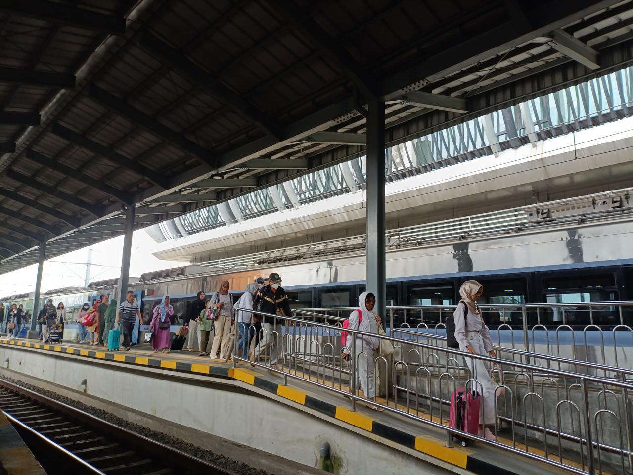 Penumpang Membludak saat Waisak, KAI Catat Okupansi Kereta Melebihi Kapasitas