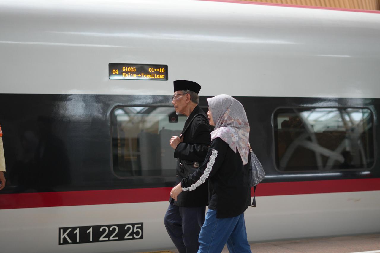 Fasilitas Ramah Lansia, Whoosh Jadi Pilihan Favorit Penumpang Senior