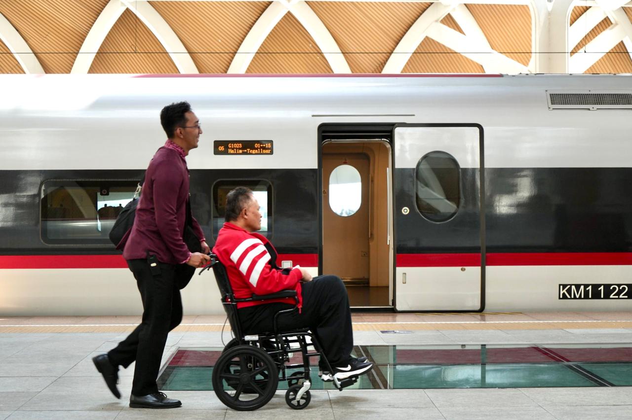 Kereta Cepat Whoosh Diminati Lansia, Penumpang 60+ Capai 15%